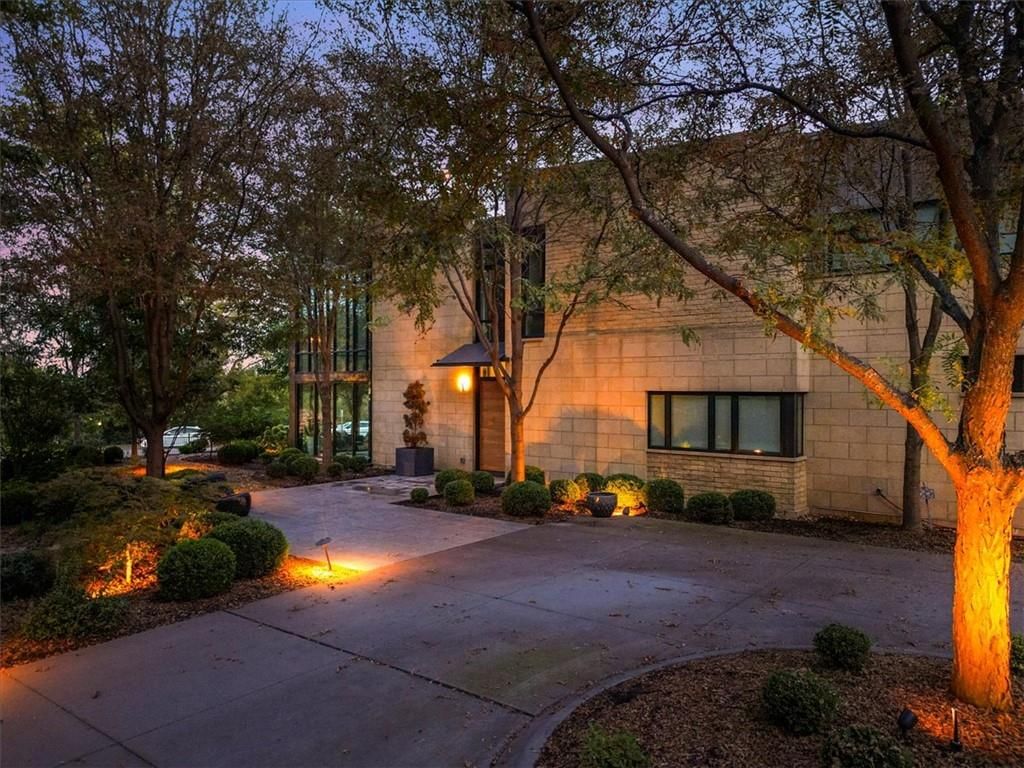815 W 52nd Street, Kansas City, MO: listing photo 2