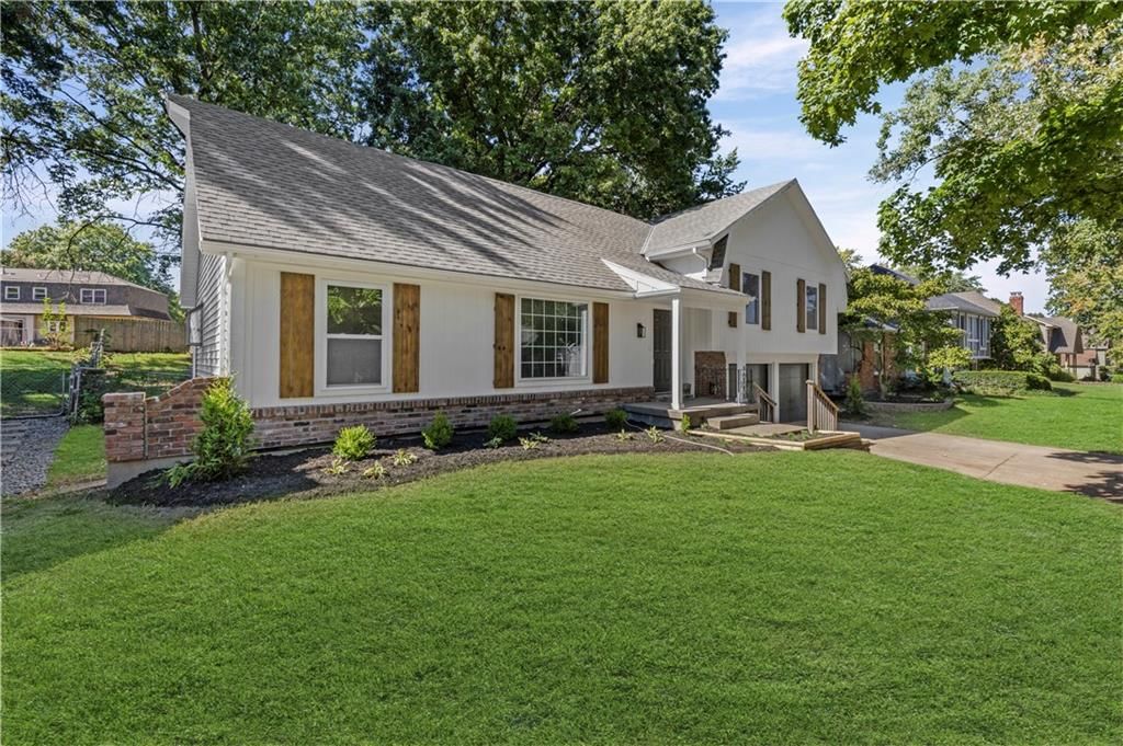 Photo 2 of 38 - 7740 Westgate Drive, Lenexa, KS 66216