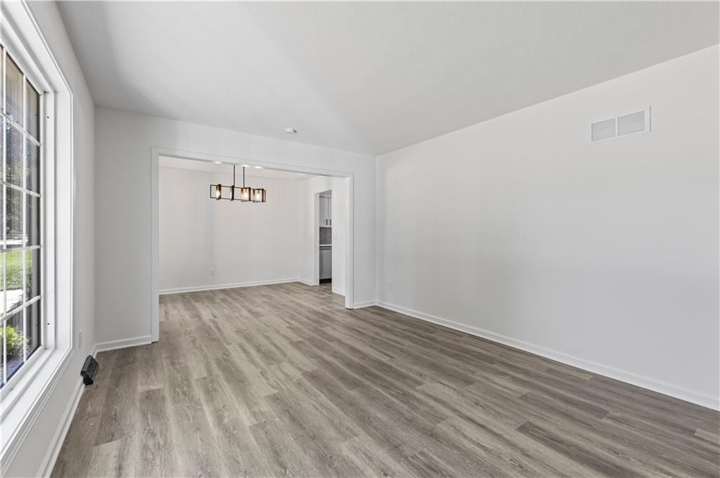 Photo 3 of 38 - 7740 Westgate Drive, Lenexa, KS 66216