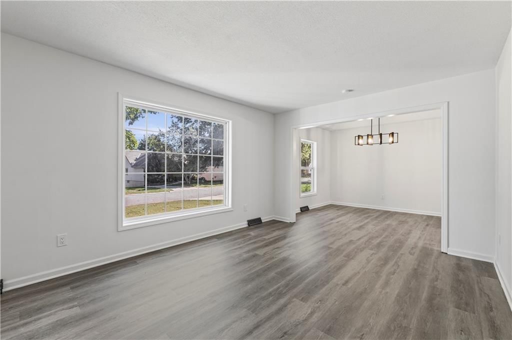 Photo 4 of 38 - 7740 Westgate Drive, Lenexa, KS 66216