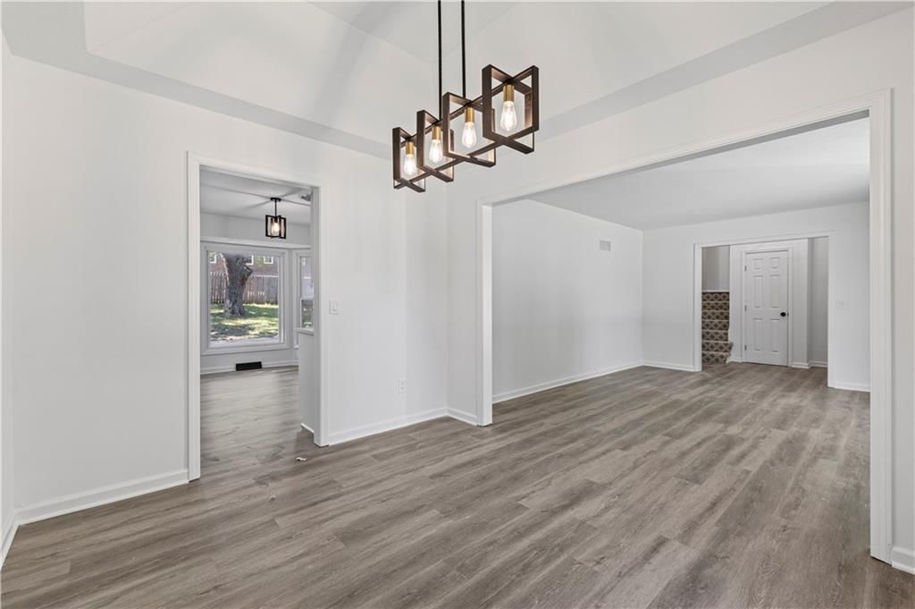 Photo 7 of 38 - 7740 Westgate Drive, Lenexa, KS 66216