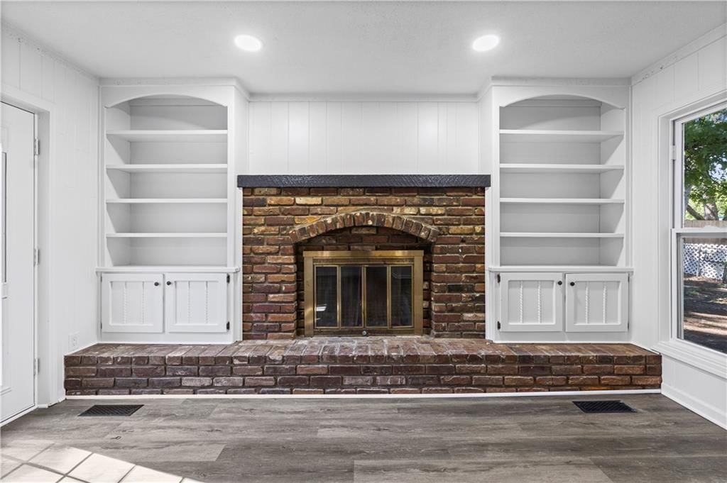 Photo 10 of 38 - 7740 Westgate Drive, Lenexa, KS 66216