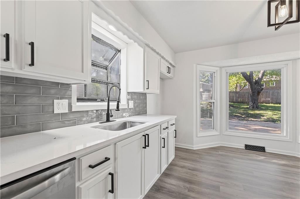 Photo 14 of 38 - 7740 Westgate Drive, Lenexa, KS 66216