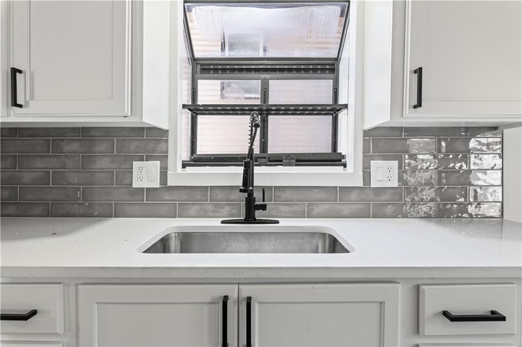 Photo 15 of 38 - 7740 Westgate Drive, Lenexa, KS 66216