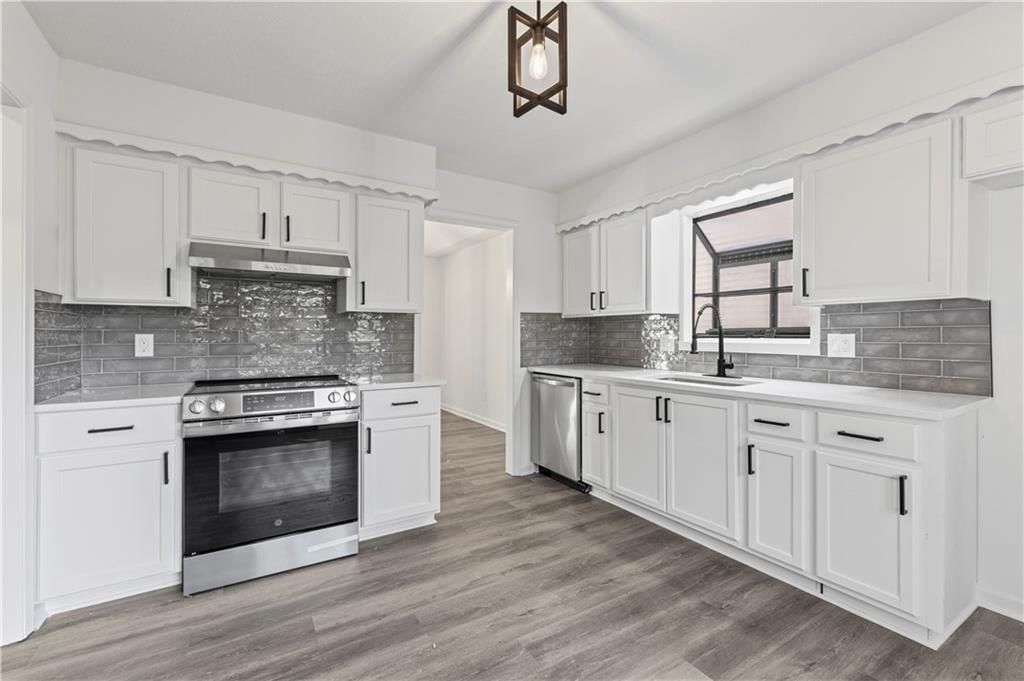 Photo 16 of 38 - 7740 Westgate Drive, Lenexa, KS 66216