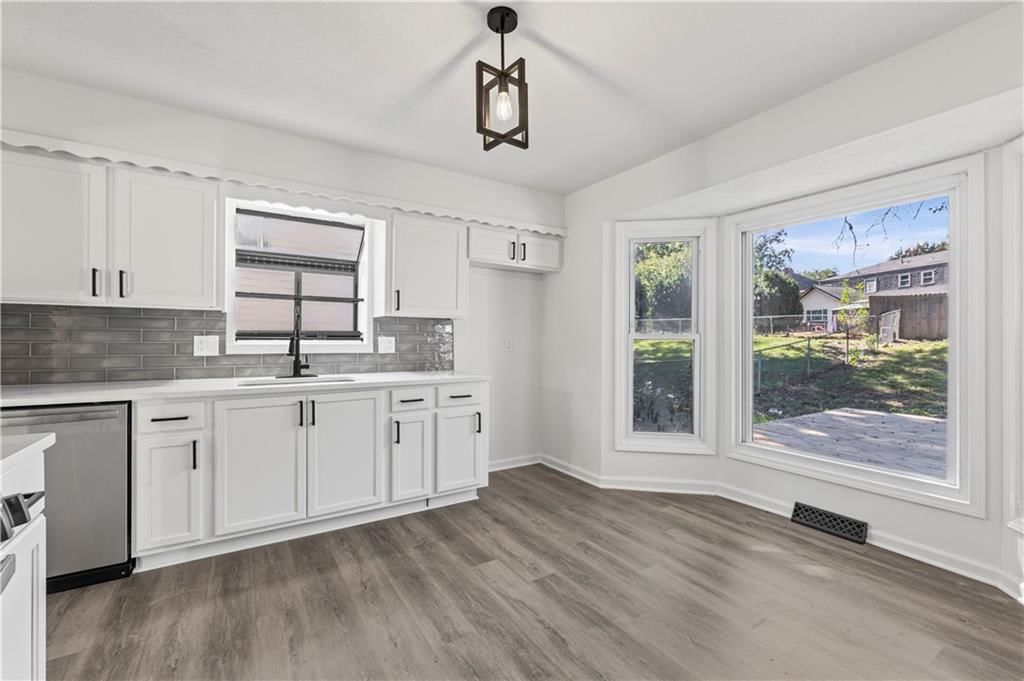 Photo 17 of 38 - 7740 Westgate Drive, Lenexa, KS 66216