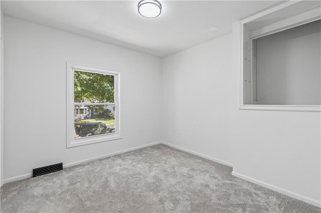 Photo 18 of 38 - 7740 Westgate Drive, Lenexa, KS 66216
