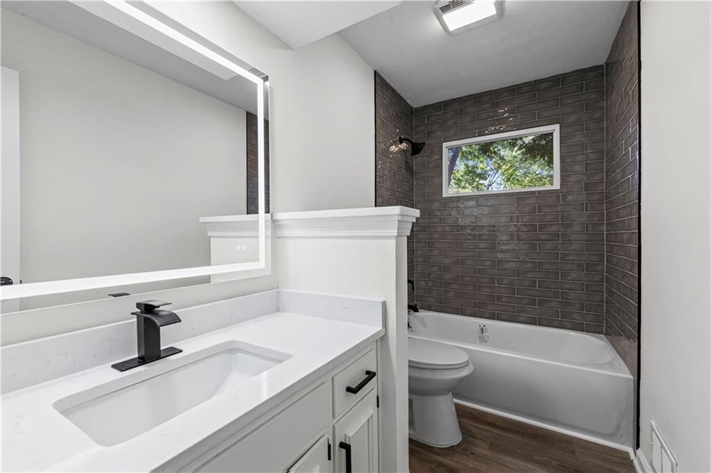 Photo 20 of 38 - 7740 Westgate Drive, Lenexa, KS 66216