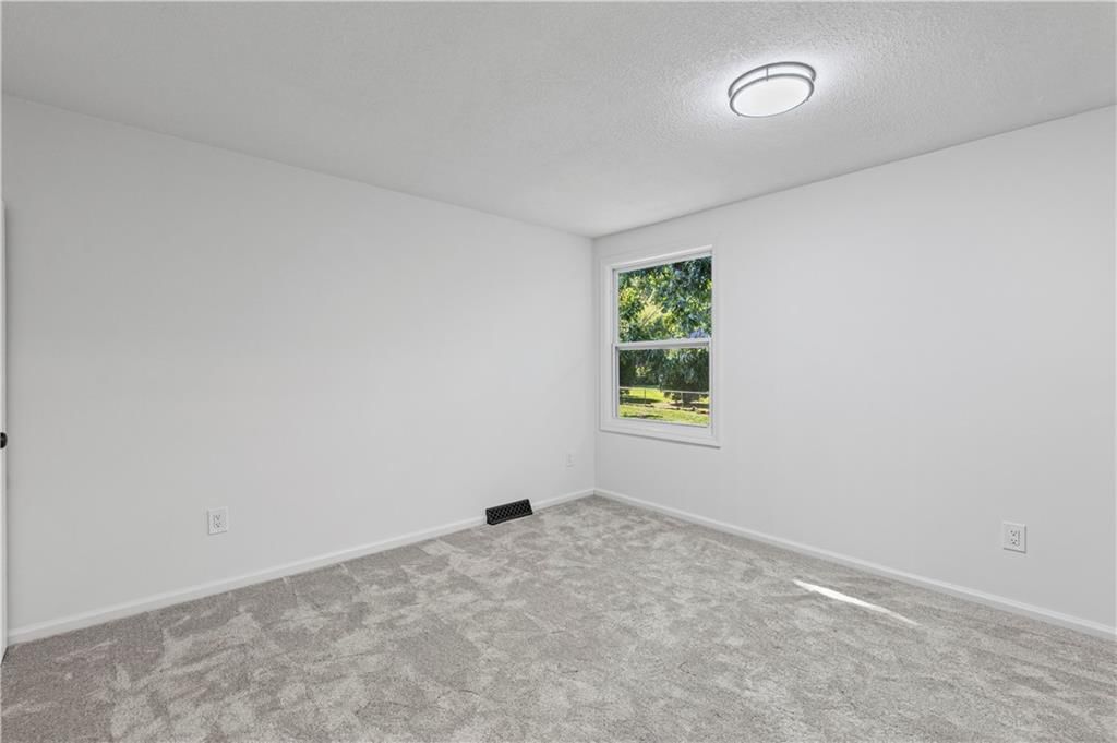 Photo 23 of 38 - 7740 Westgate Drive, Lenexa, KS 66216