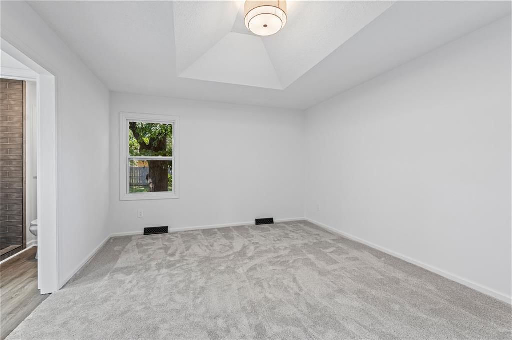 Photo 25 of 38 - 7740 Westgate Drive, Lenexa, KS 66216