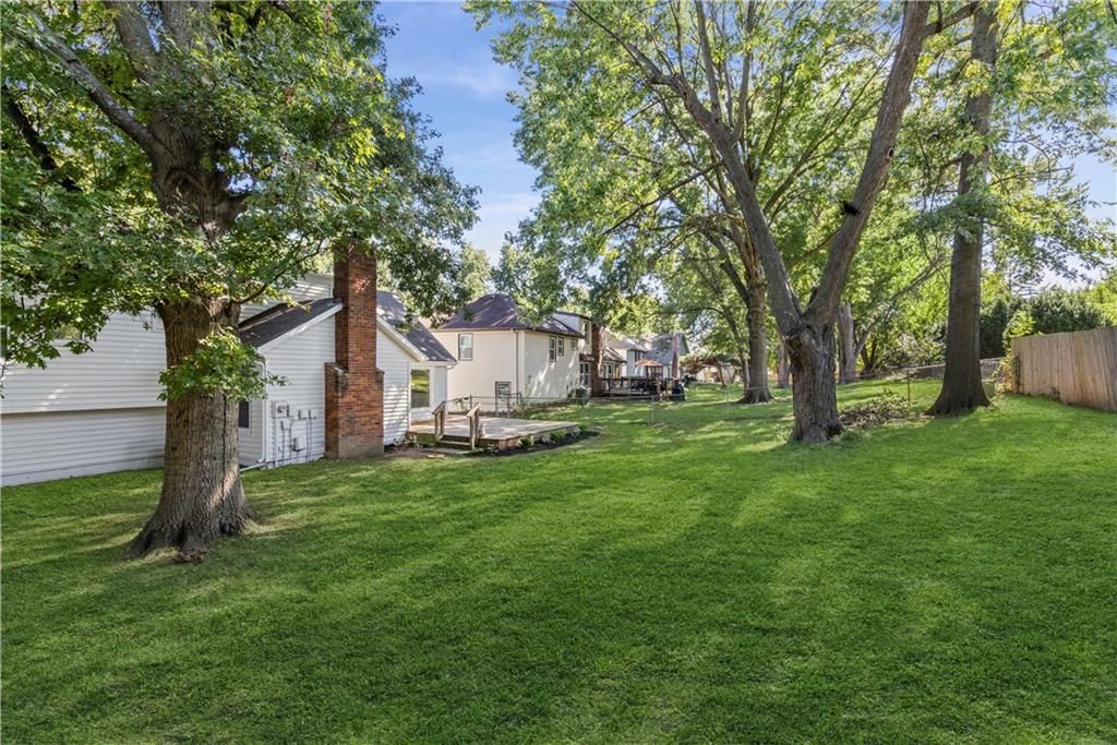Photo 31 of 38 - 7740 Westgate Drive, Lenexa, KS 66216