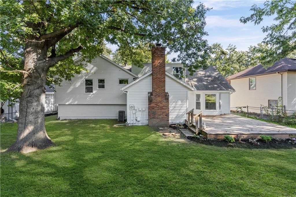 Photo 32 of 38 - 7740 Westgate Drive, Lenexa, KS 66216
