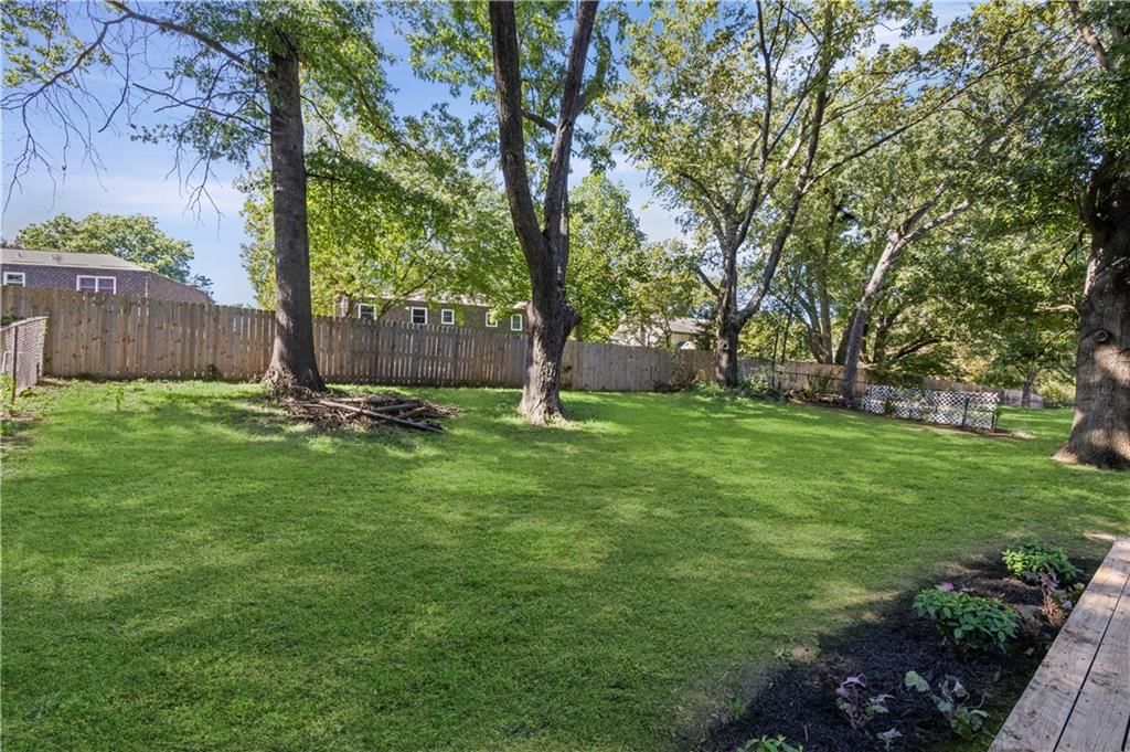 Photo 33 of 38 - 7740 Westgate Drive, Lenexa, KS 66216
