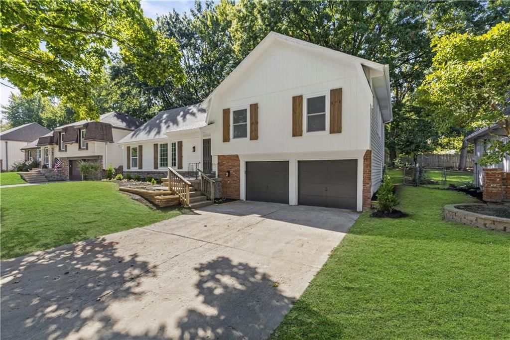 Photo 35 of 38 - 7740 Westgate Drive, Lenexa, KS 66216