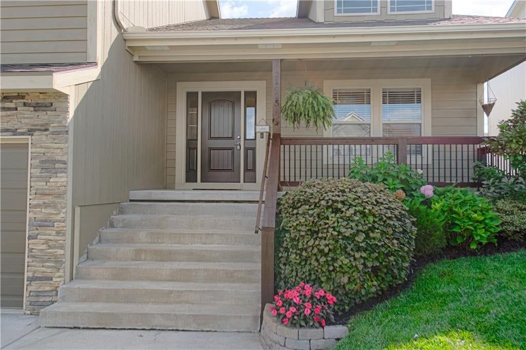 21425 W 47th Terrace — photo 2