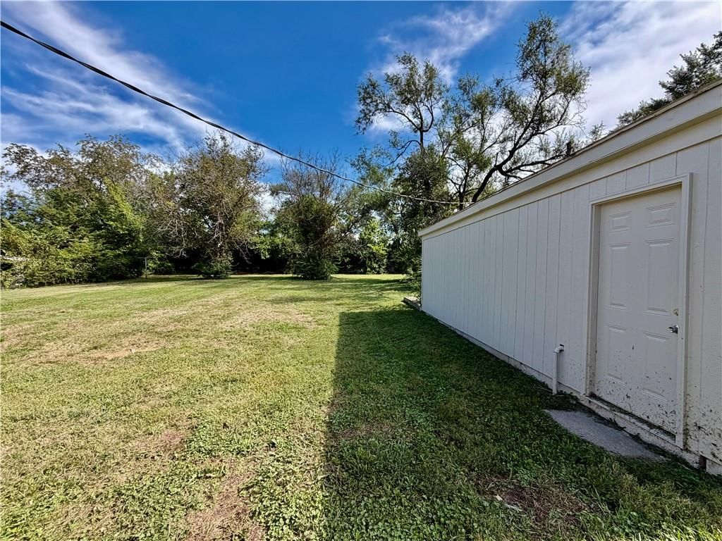 1611 SE Willow Road, Lee's Summit, MO: listing photo 2