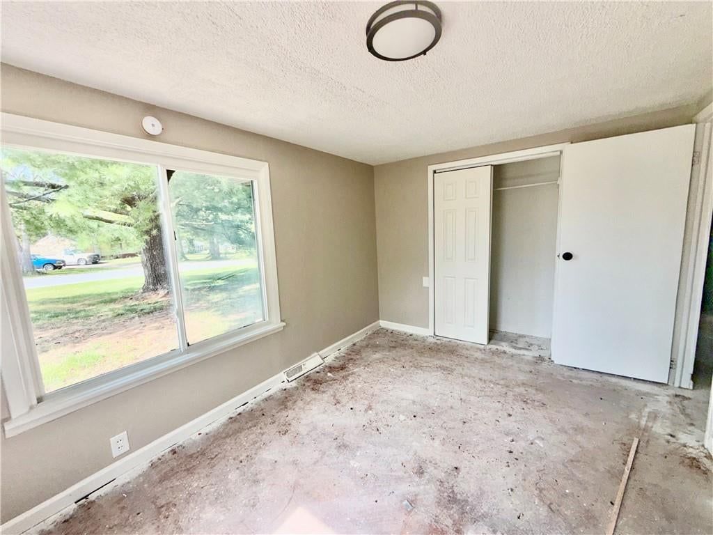 Photo 14 of 14 - 1611 SE Willow Road, Lee's Summit, MO 64081