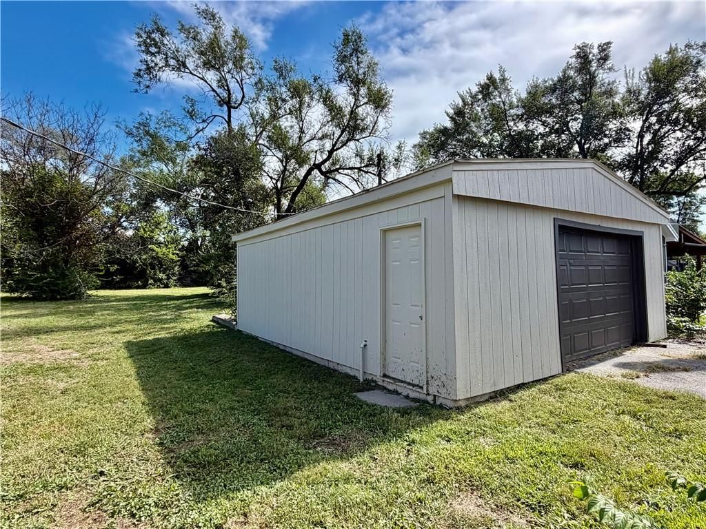1611 SE Willow Road, Lee's Summit, MO: listing photo 3