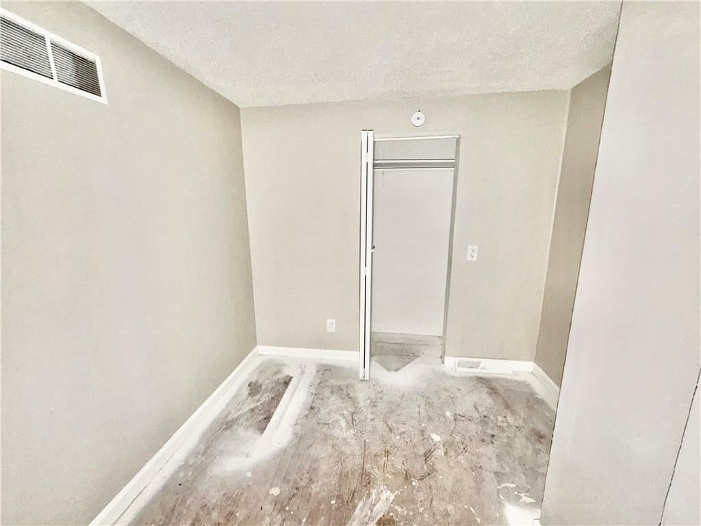 Photo 12 of 14 - 1611 SE Willow Road, Lee's Summit, MO 64081
