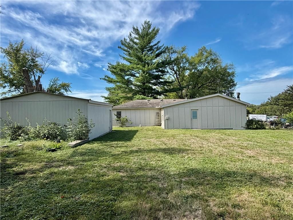 Photo 4 of 14 - 1611 SE Willow Road, Lee's Summit, MO 64081