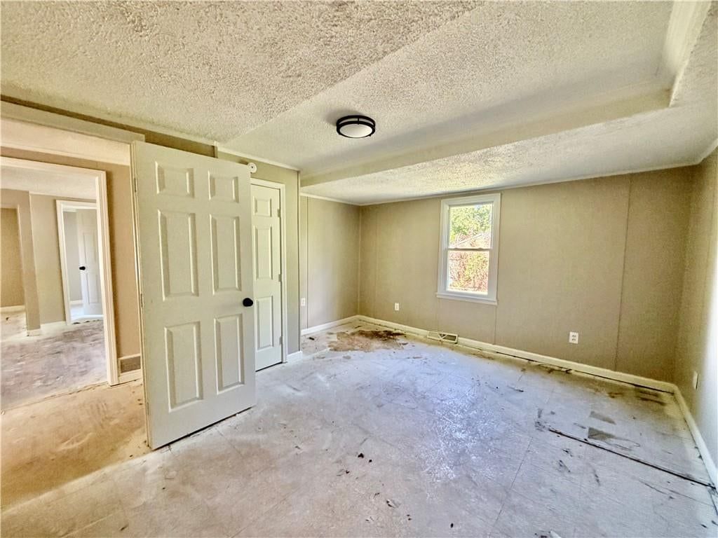 Photo 11 of 14 - 1611 SE Willow Road, Lee's Summit, MO 64081