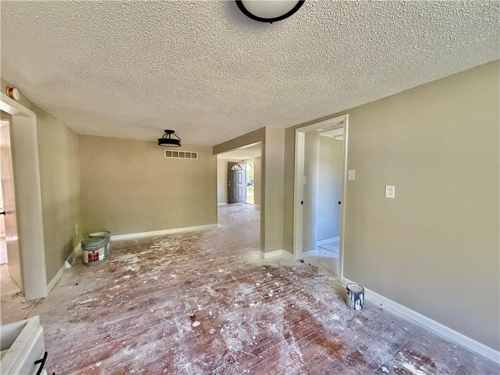 Photo 9 of 14 - 1611 SE Willow Road, Lee's Summit, MO 64081