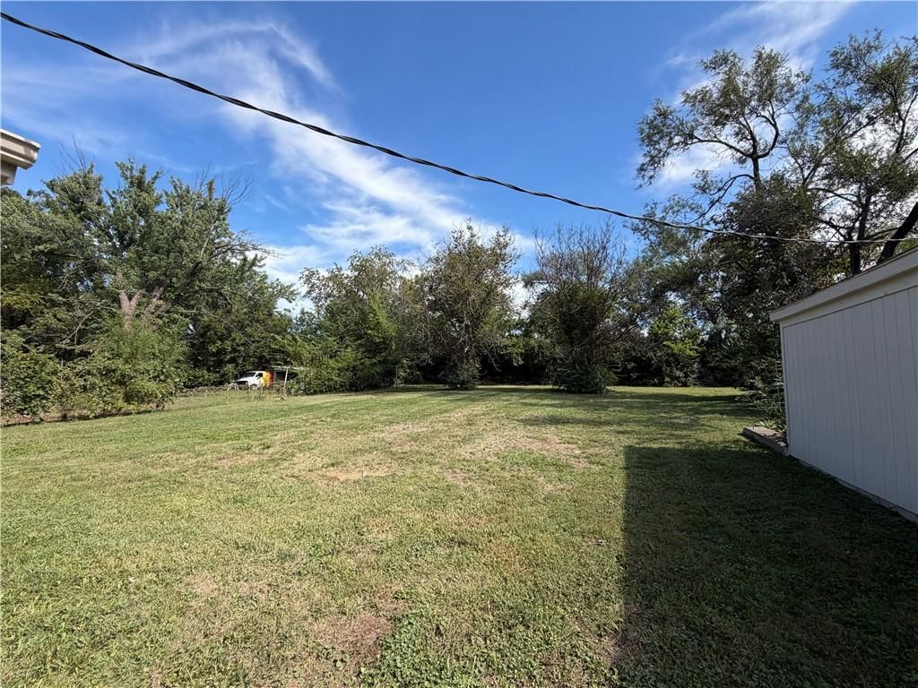 Photo 5 of 14 - 1611 SE Willow Road, Lee's Summit, MO 64081