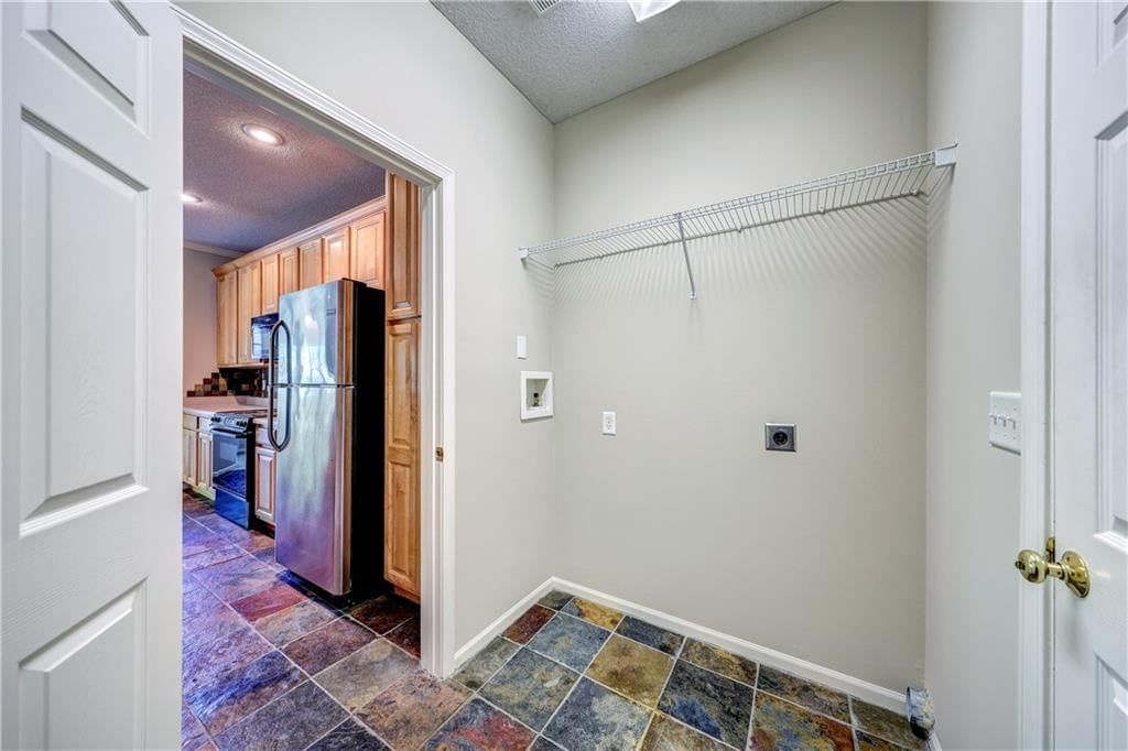 Photo 10 of 20 - 9147 Boehm Drive, Lenexa, KS 66219
