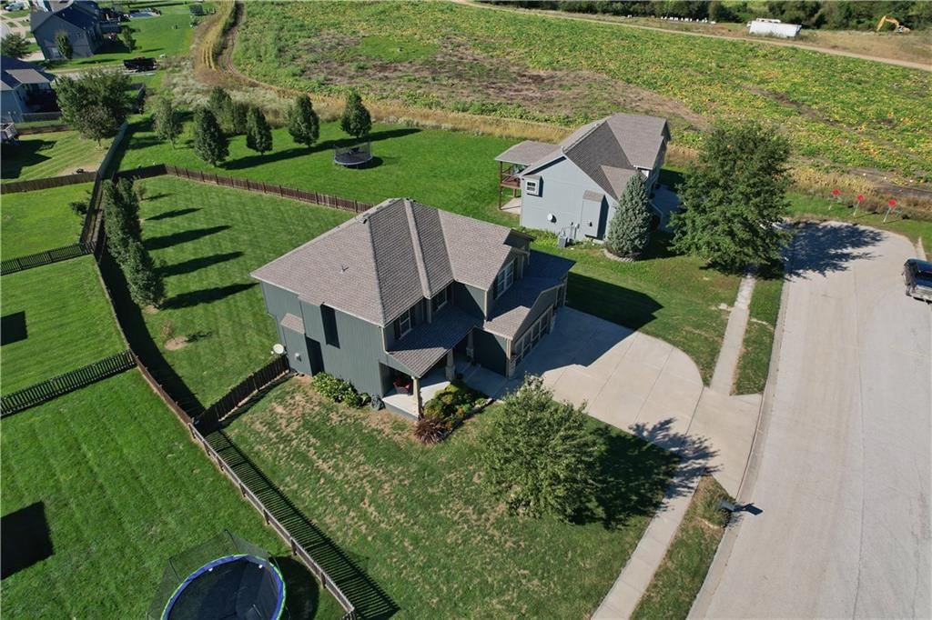 Photo 7 of 14 - 1100 N Sam Barr Drive, Kearney, MO 64060