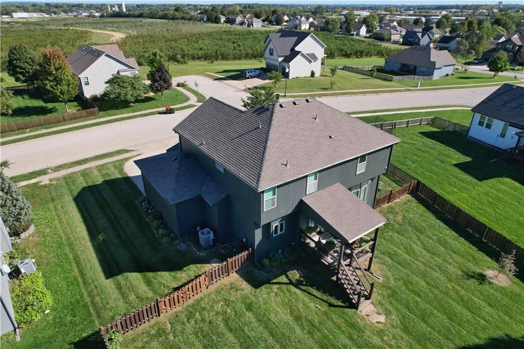 Photo 4 of 14 - 1100 N Sam Barr Drive, Kearney, MO 64060