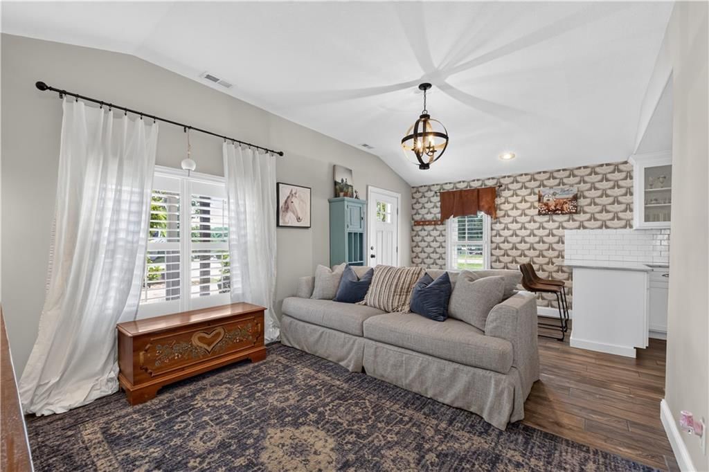 Photo 11 of 25 - 112 W Main Street, Freeman, MO 64746