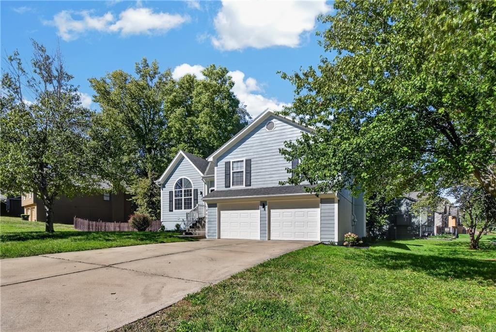 1500 NE Bronze Drive, Lee's Summit, MO: listing photo 2