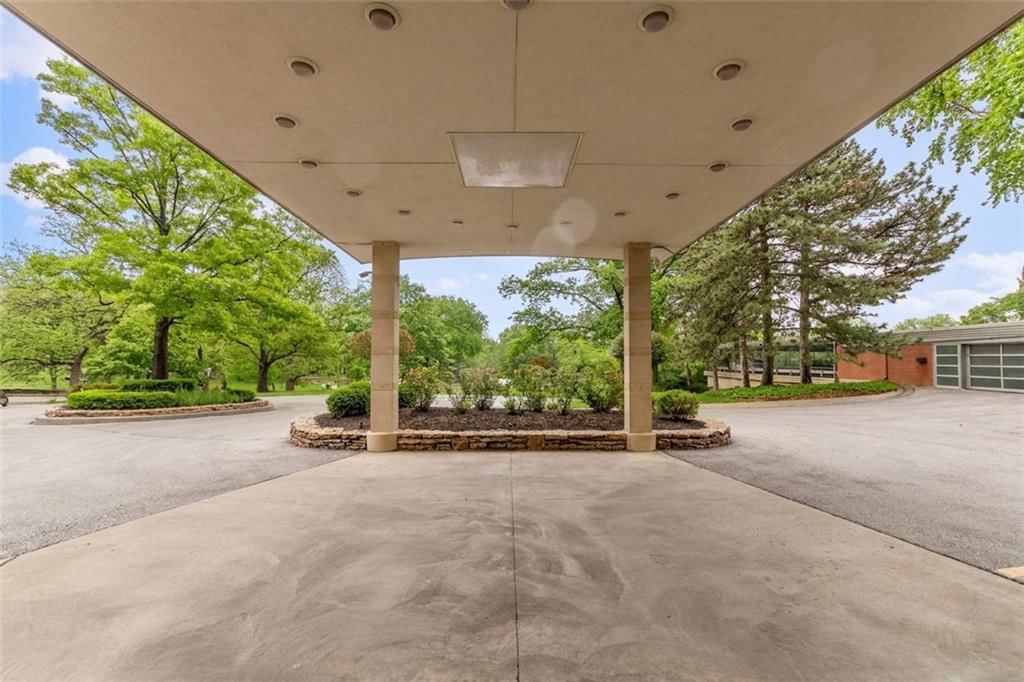 4550 Warwick Boulevard, Kansas City, MO: listing photo 2