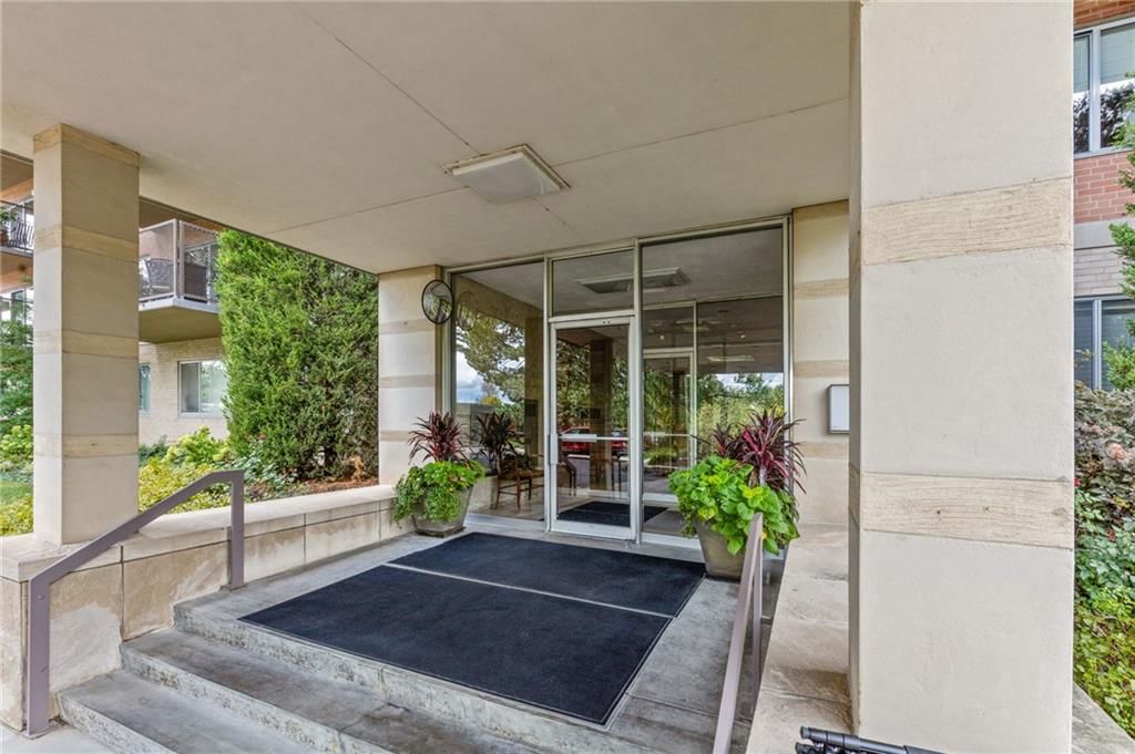 4550 Warwick Boulevard, Kansas City, MO: listing photo 3