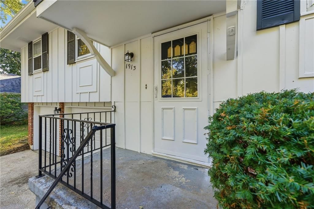 Covered front porch at 1913 N Plymouth Road, Independence, MO 64058