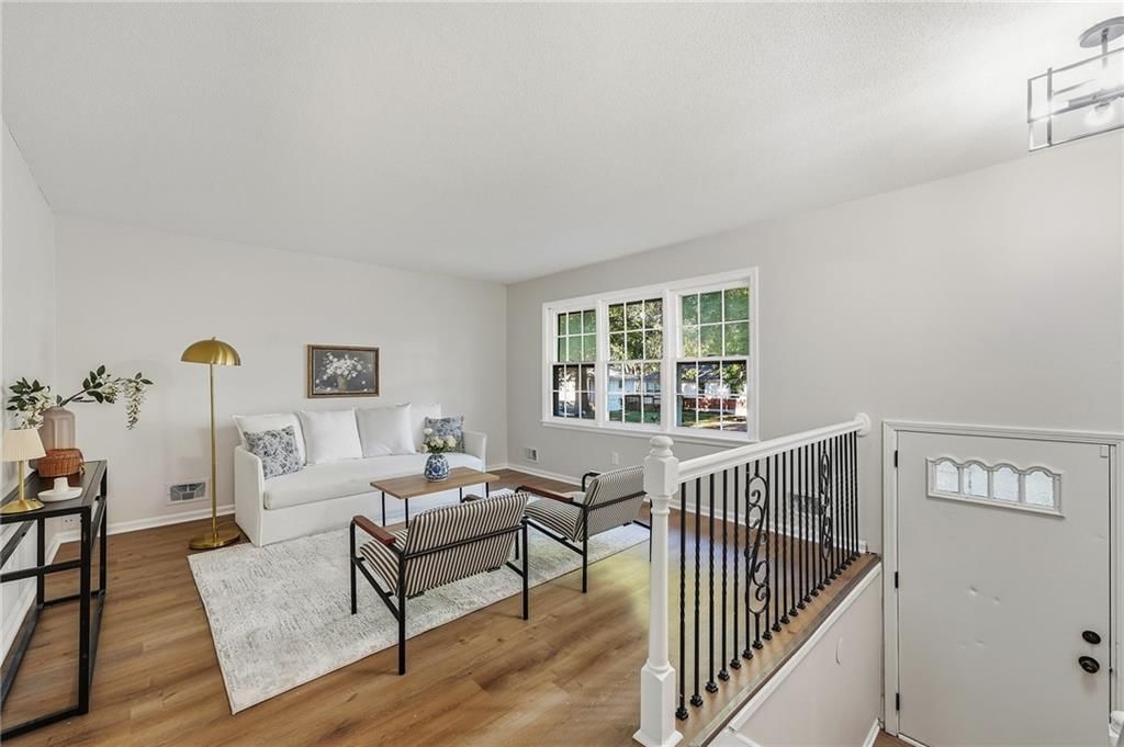 White walls at 1913 N Plymouth Road, Independence, MO 64058