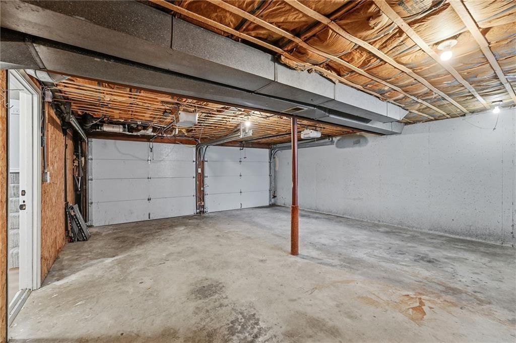 Attached garage at 1913 N Plymouth Road, Independence, MO 64058