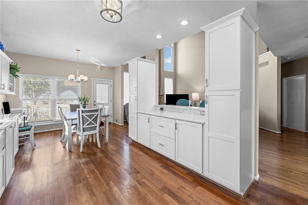 Breakfast nook at 628 NE 93rd Street, Kansas City, MO 64155