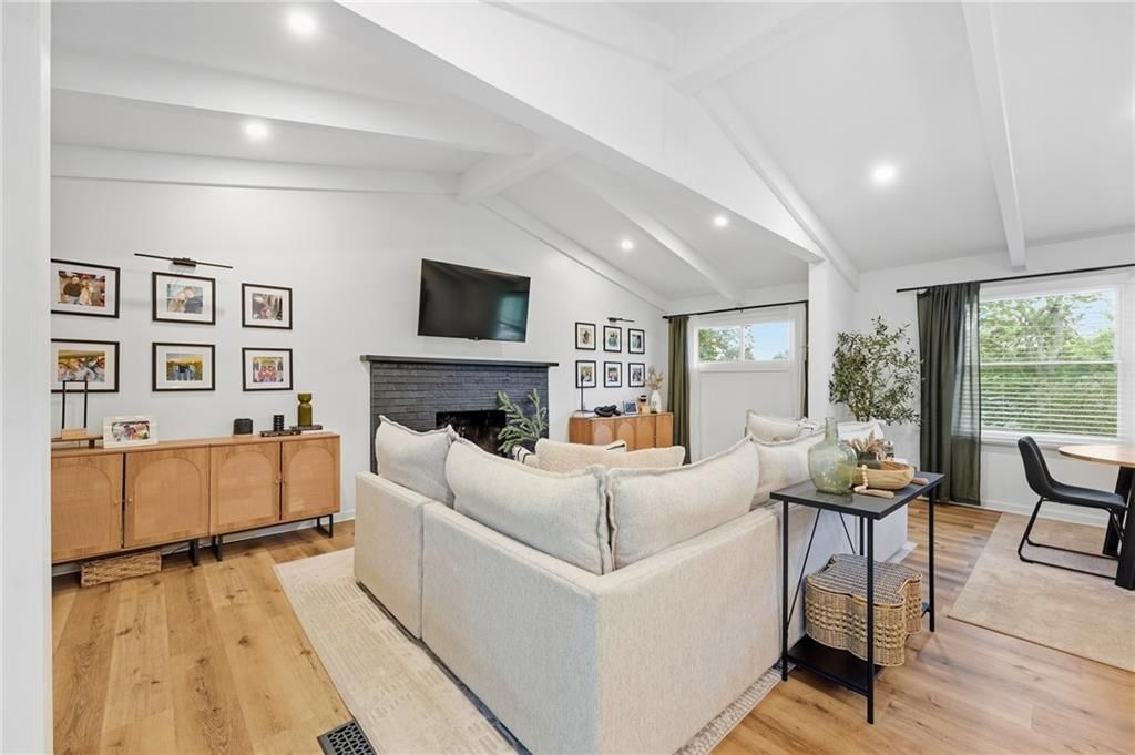 6870 N Montrose Avenue — photo 10