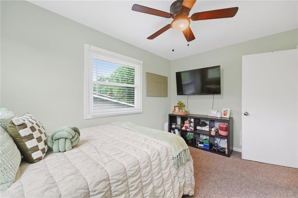 6870 N Montrose Avenue — photo 23