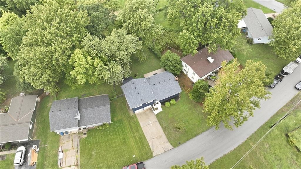 6870 N Montrose Avenue — photo 33