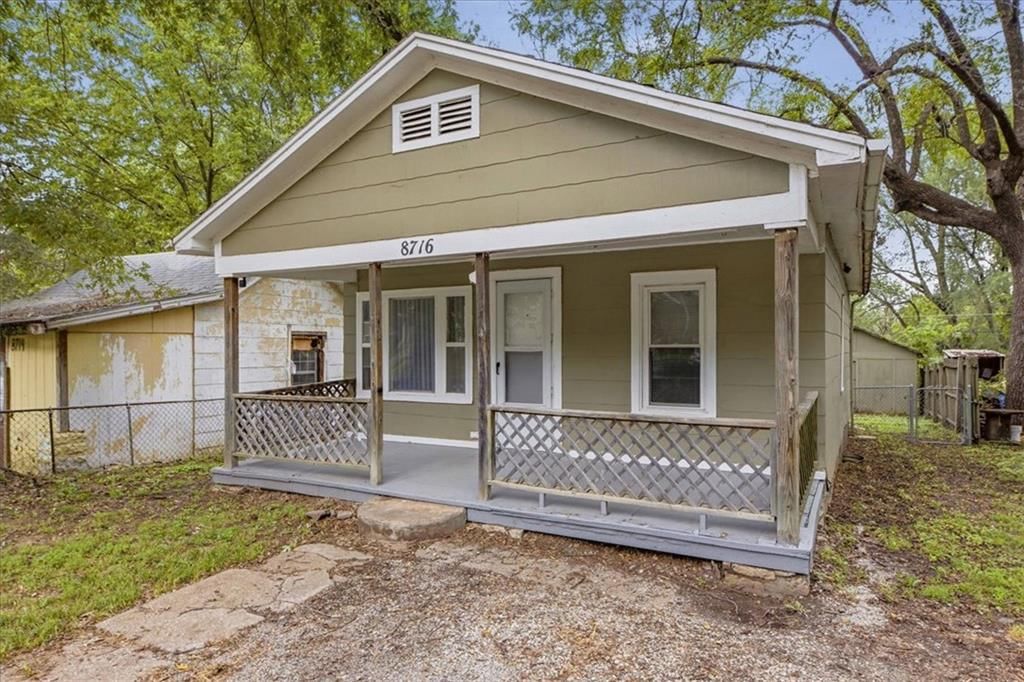 8716 E Roberts Street, Independence, MO: listing photo 2