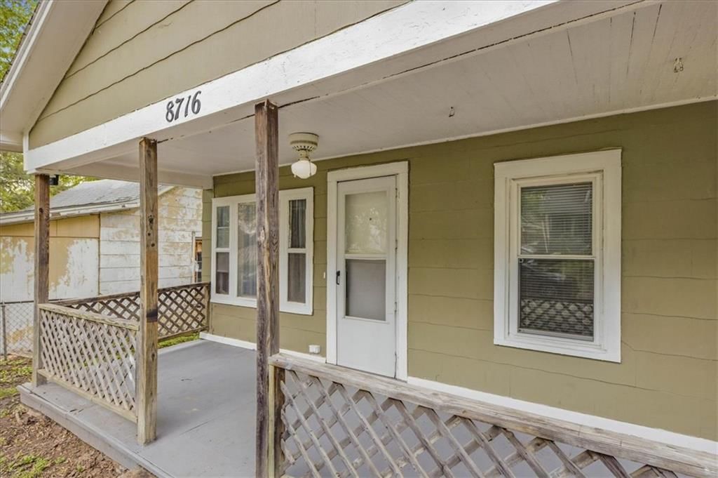 8716 E Roberts Street, Independence, MO: listing photo 3