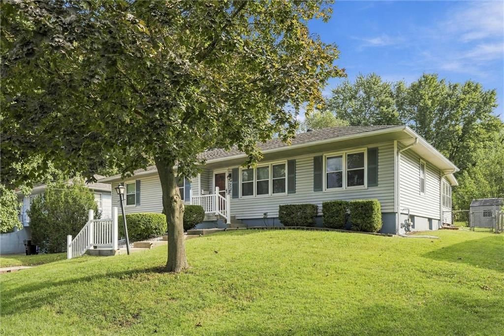 9053 E 83rd Street, Raytown, MO: listing photo 3