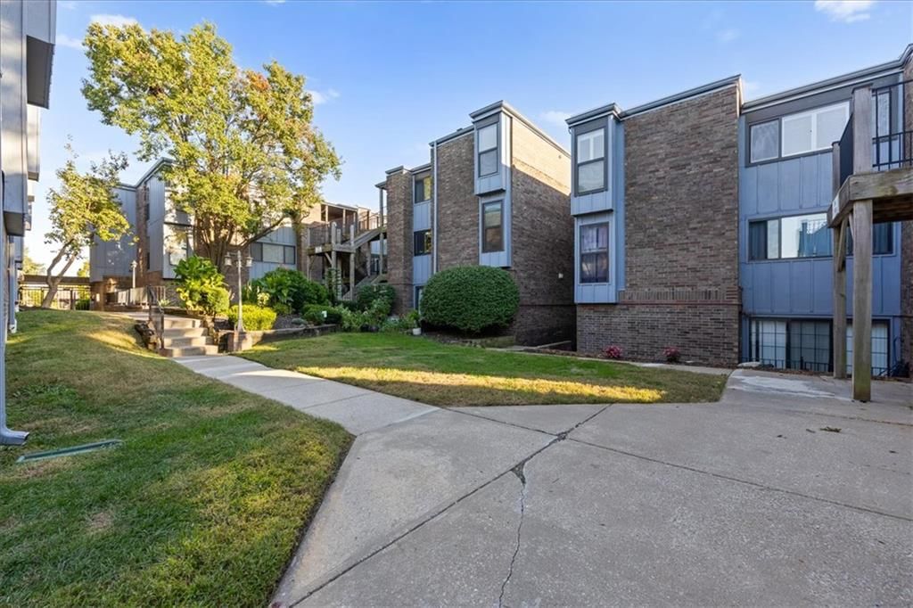 4057 Walnut Street, Kansas City, MO: listing photo 2