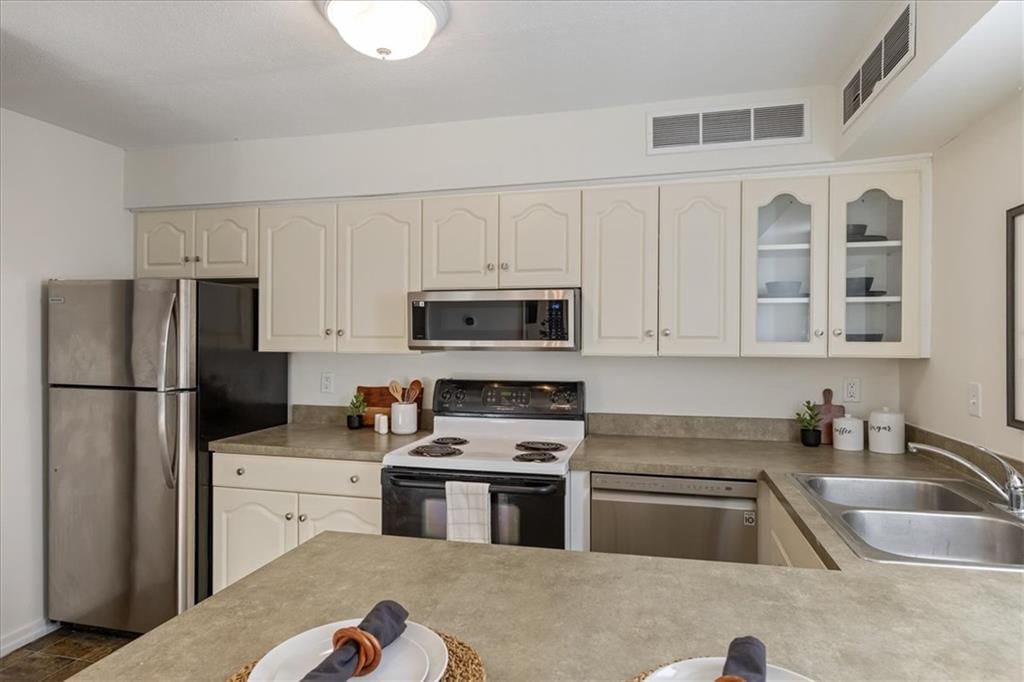 Photo 7 of 22 - 4057 Walnut Street #6, Kansas City, MO 64111