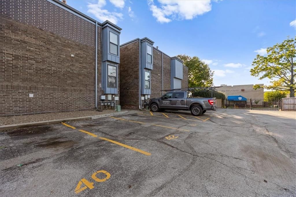 Photo 18 of 22 - 4057 Walnut Street #6, Kansas City, MO 64111