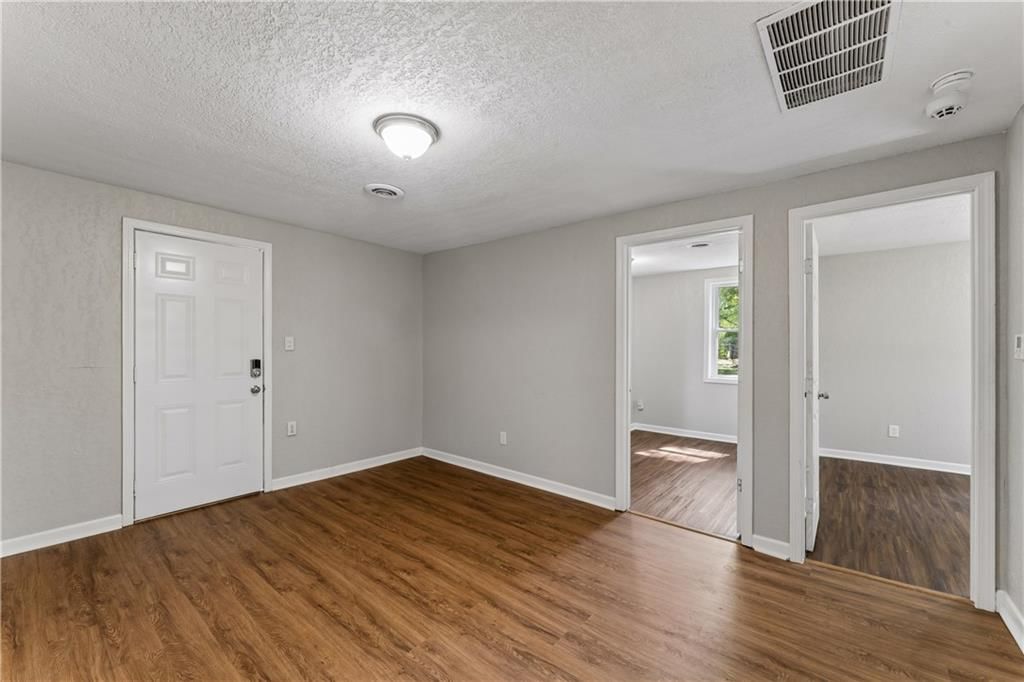 Photo 8 of 39 - 5304 Maywood Avenue, Raytown, MO 64133