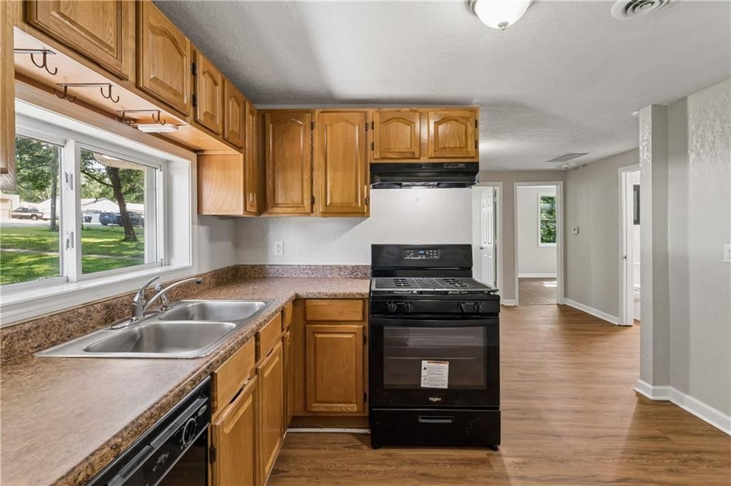 Photo 11 of 39 - 5304 Maywood Avenue, Raytown, MO 64133