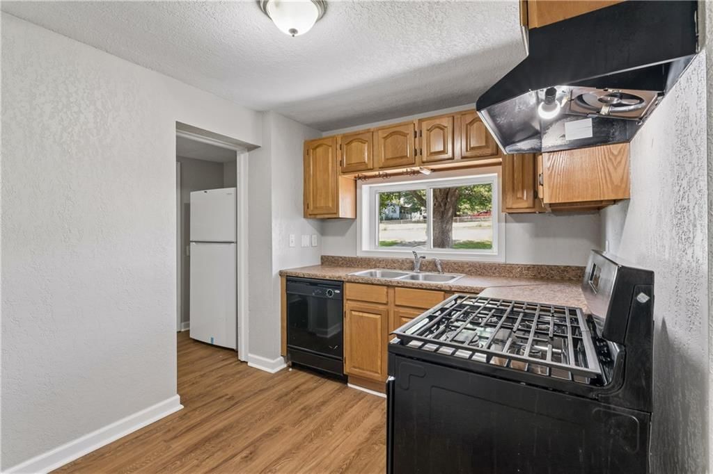 Photo 12 of 39 - 5304 Maywood Avenue, Raytown, MO 64133